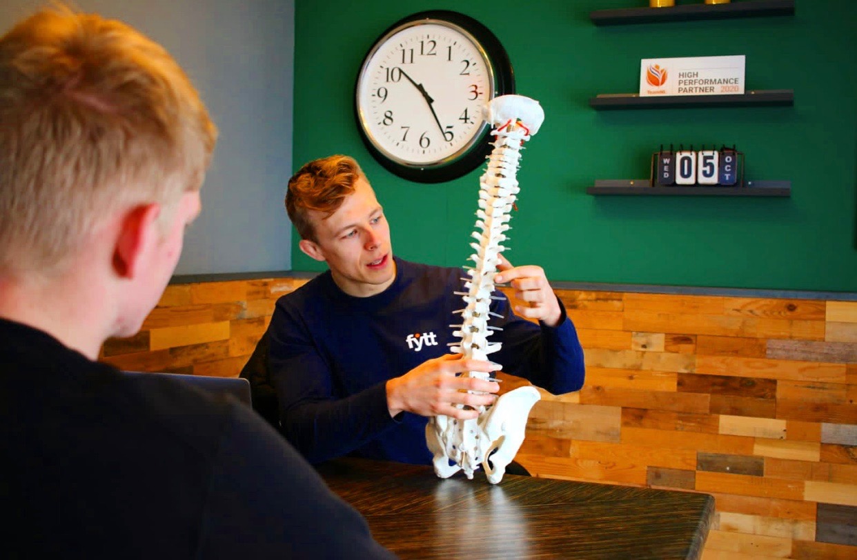 Manuele Therapie uitleg wervelkolom Uitleg van een Manuele Therapie behandeling aan een client met rug en nek pijn